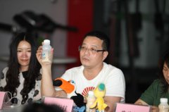 养生达人探秘蒙牛工厂 见证放心牛奶的诞生