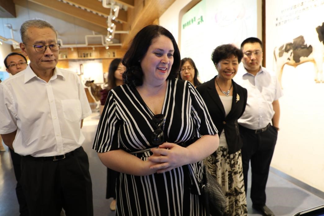 国际乳品联合会(IDF)总干事长Caroline Emond一行到君乐宝参观交(图2)