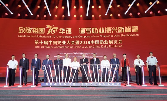 致敬新中国成立70周年 飞鹤携手中国奶企谱写振兴篇章(图1)
