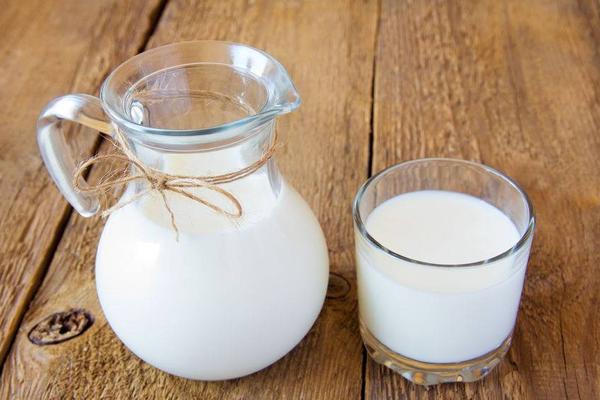 牛奶被称为“白色血液”，坚持喝对身体或有4大好处，不妨看看！(图1)