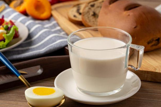 经常喝牛奶有那些好处，早上喝牛奶还是晚上喝牛奶好？