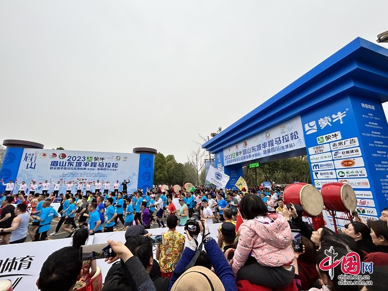 2023蒙牛眉山东坡半程马拉松暨全国半程马拉松锦标赛跑遍四川热力开跑(图2) 2023蒙牛眉山东坡半程马拉松暨全国半程马拉松锦标赛跑遍四川热力开跑(图2)