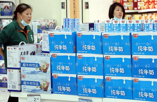 光明乳业低开后翻红 受疫情影响去年净利润下降39.11%