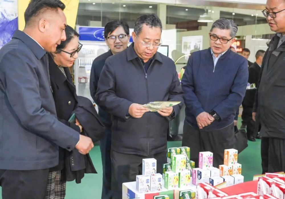 普布顿珠、王强实地调研推进奶业振兴行动并召开现场座谈会