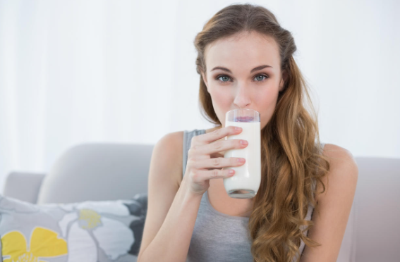 女性每天喝牛奶的好处及其注意事项（女性喝牛奶的好处）