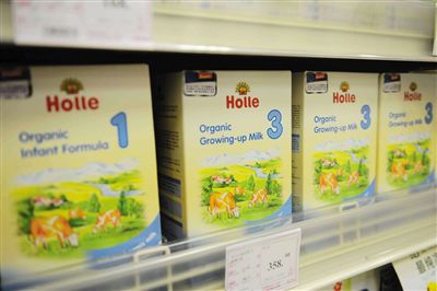 2013年2月25日，山东青岛一商场摆放的“泓乐”进口奶粉。图/东方IC