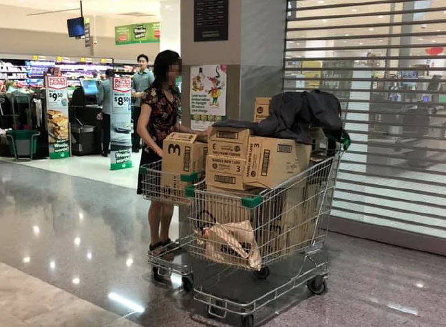 华男拍到亚裔疑囤购奶粉 称其子一奶难求(图1) 华男拍到亚裔疑囤购奶粉 称其子一奶难求(图1)