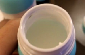 西安市民买了5杯保质期内的冷藏酸奶 打开瓶盖却看见霉斑