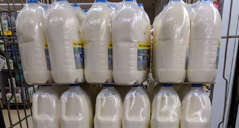 自有品牌牛奶用大量塑料包装 超市遭抨击！(图1)