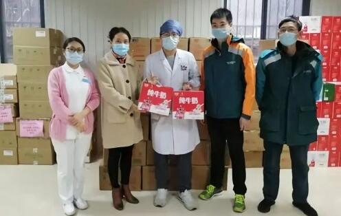 爱心不减，步履不停——光明乳业慰问抗疫一线工作者(图1)
