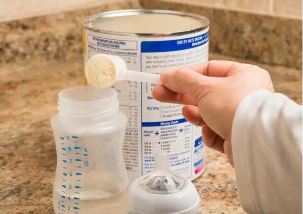 冲奶粉不简单，9个细节不能大意，看看你家娃吃对第一口奶了吗？
