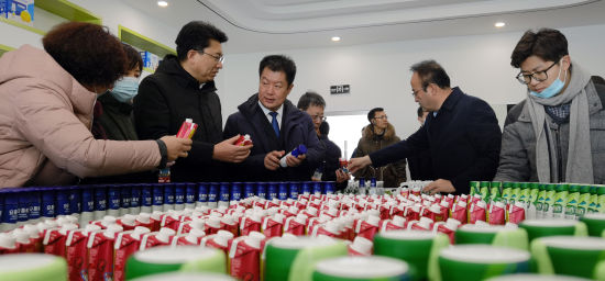 图为宾客品鉴当地生产的乳制品。