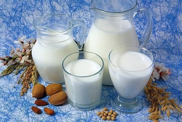 牛奶含大量激素，会导致性早熟和癌症，是真还是假？看完涨知识了(图1)