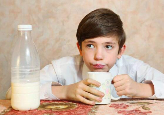 天天喝牛奶能补钙吗？孩子多喝牛奶可以长高(图1)