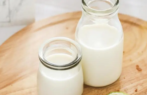 去年进口乳制品“量降价升”，品渥食品的牛奶卖不动了