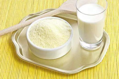 鲜奶和奶粉之间的区别，鲜奶和奶粉哪个更有营养哪个好